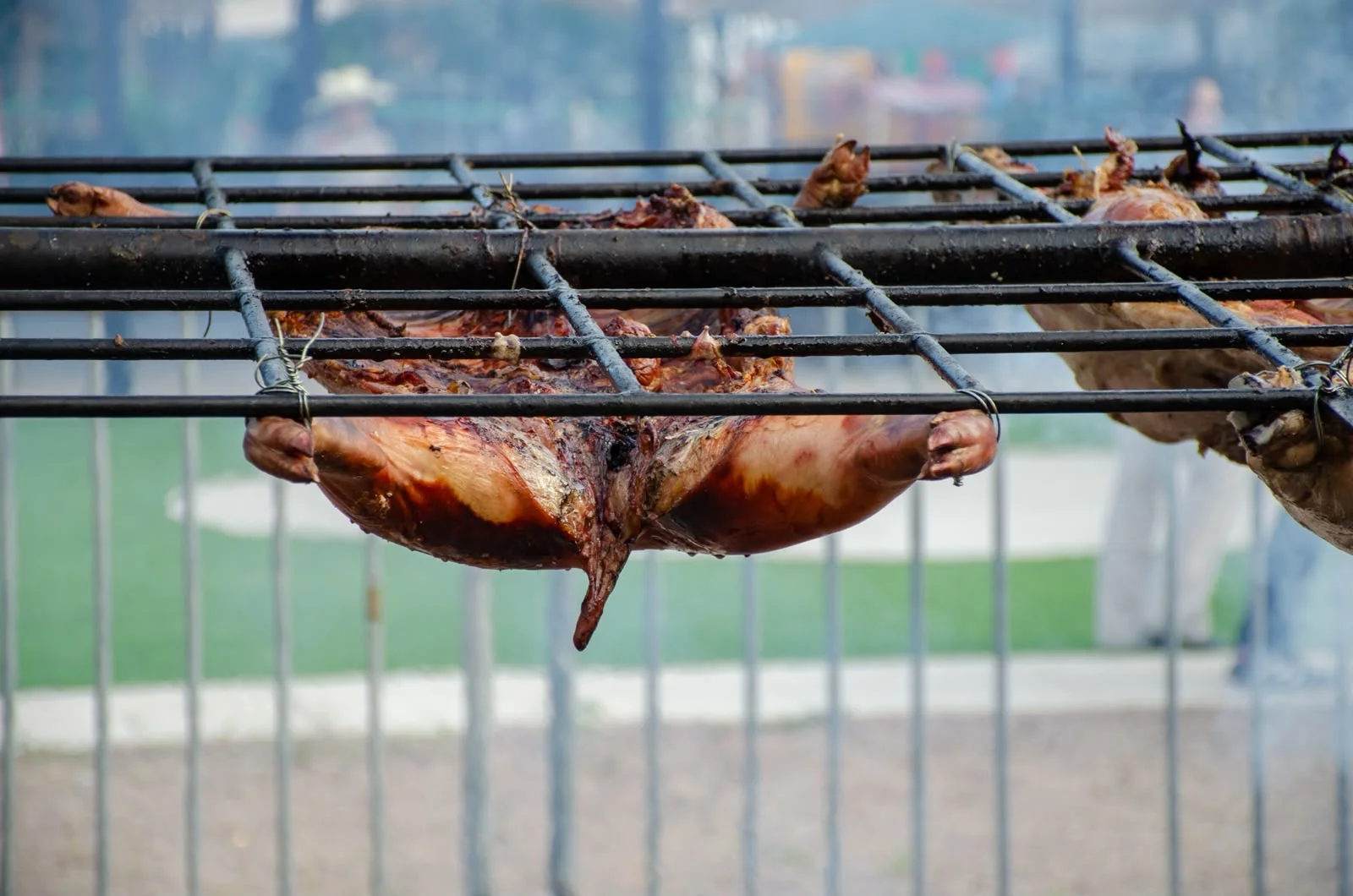 Carne asándose sobre la parrilla